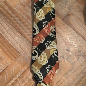 Elegant Men's Tie with Floral Pattern
